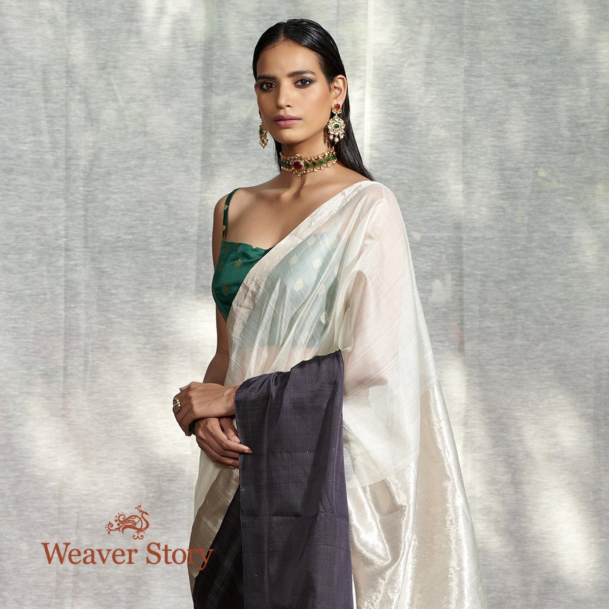 Handwoven_White_Plain_Saree_with_Black_Mushroo_Border_WeaverStory_01