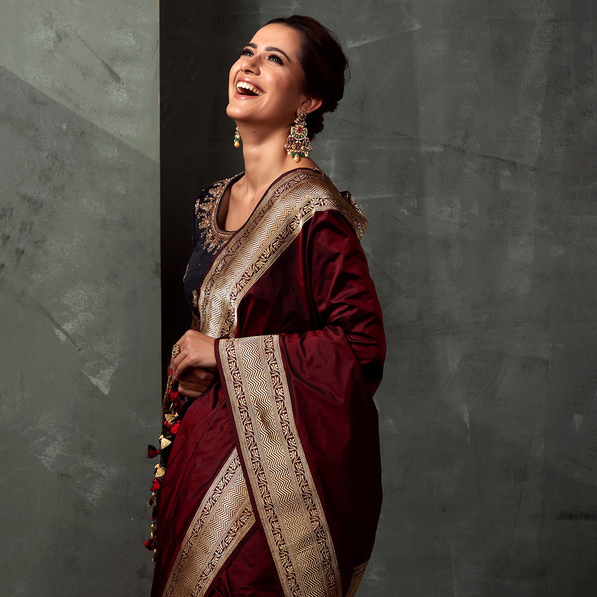 Handwoven_Mahroon_&_Black_Heavy_Zari_Border_Saree_WeaverStory_01