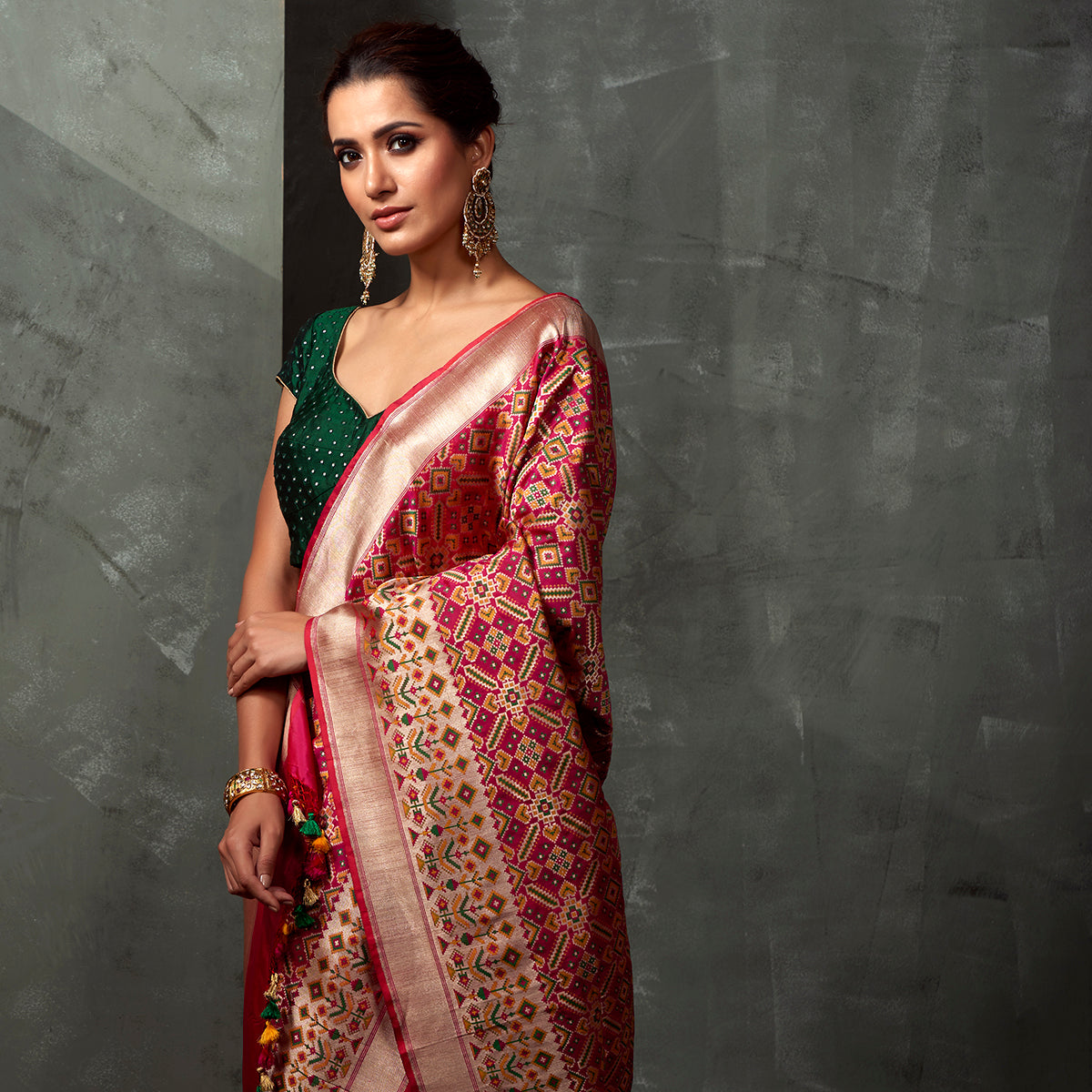 Handwoven_Majenta_Patola_Saree_with_Paithani_Border_WeaverStory_01
