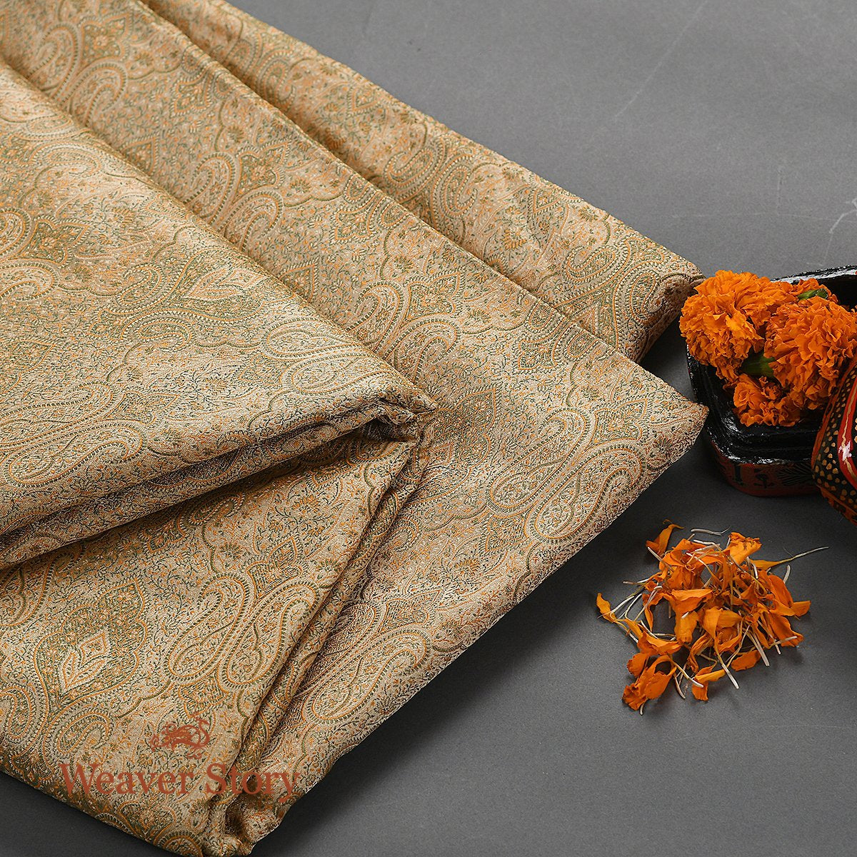 Handloom_Beige_Paisley_Jamawar_Fabric_WeaverStory_01