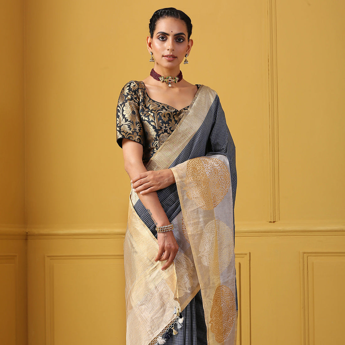 Handloom_Banarasi_Linen_Saree_with_a_Gold_Tissue_Border_WeaverStory_01