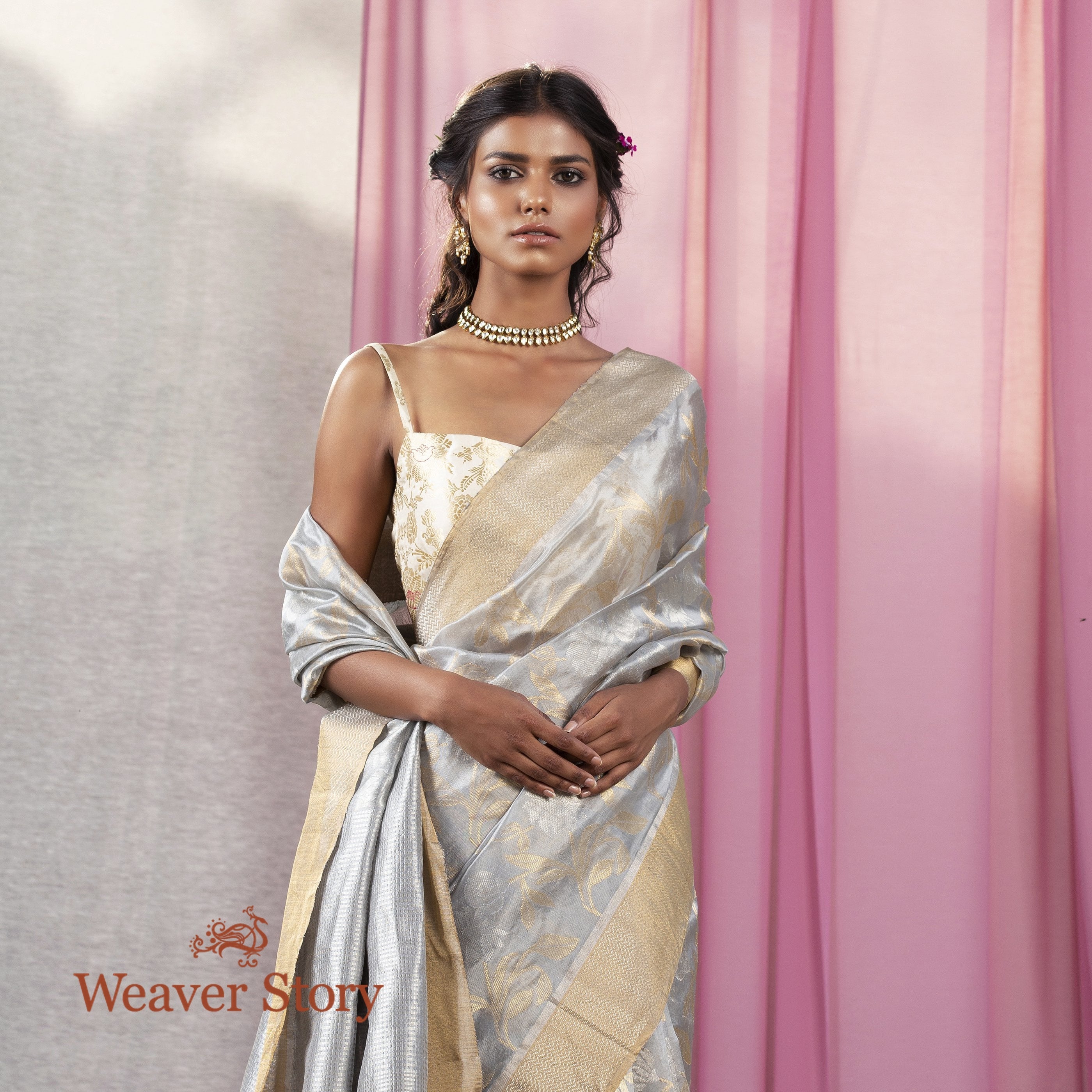 Handloom_Light_Grey_Jangla_Saree_with_all_over_Zari_WeaverStory_01