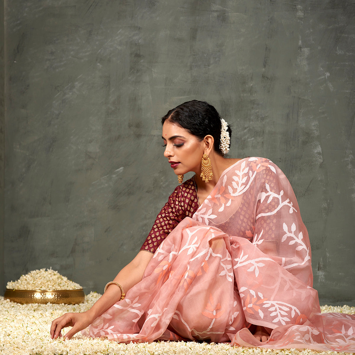 Handwoven_Peach_Muslin_Dhakai_Jamdani_Saree_with_White_and_Peach_Thread_Work_WeaverStory_01