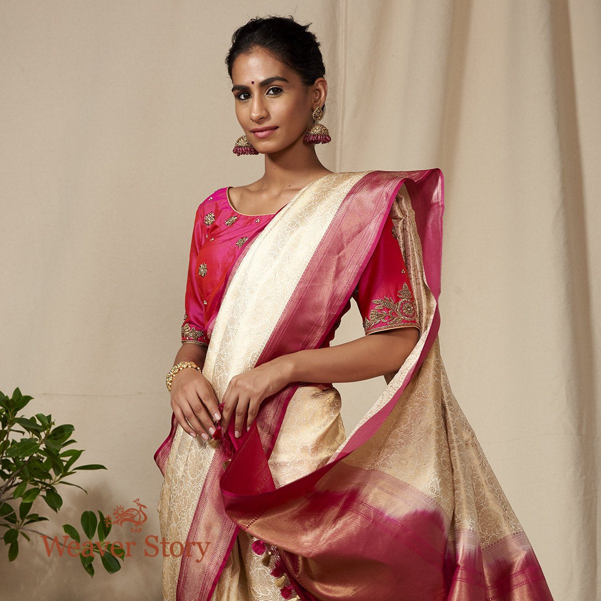 Handloom_OffWhite_and_Pink_Zari_Kimkhab_Banarasi_Saree_WeaverStory_01