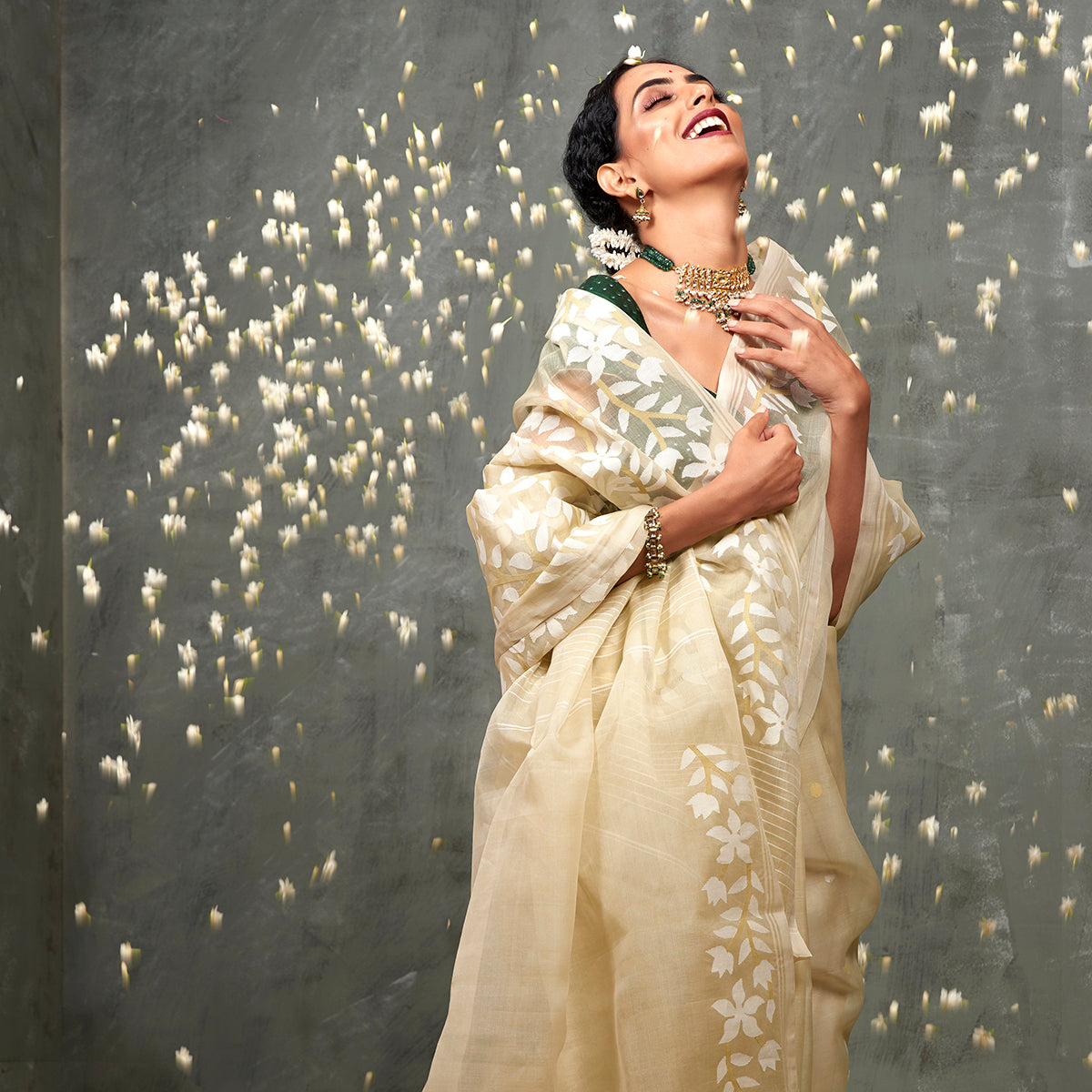 Handwoven_Muslin_Jamdani_Saree_in_a_Pale_Pistachio_Green_color_WeaverStory_01