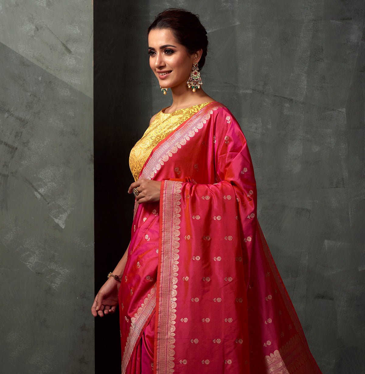 Handwoven_Pink_Small_Flower_Booti_Saree_with_Open_Border_WeaverStory_01