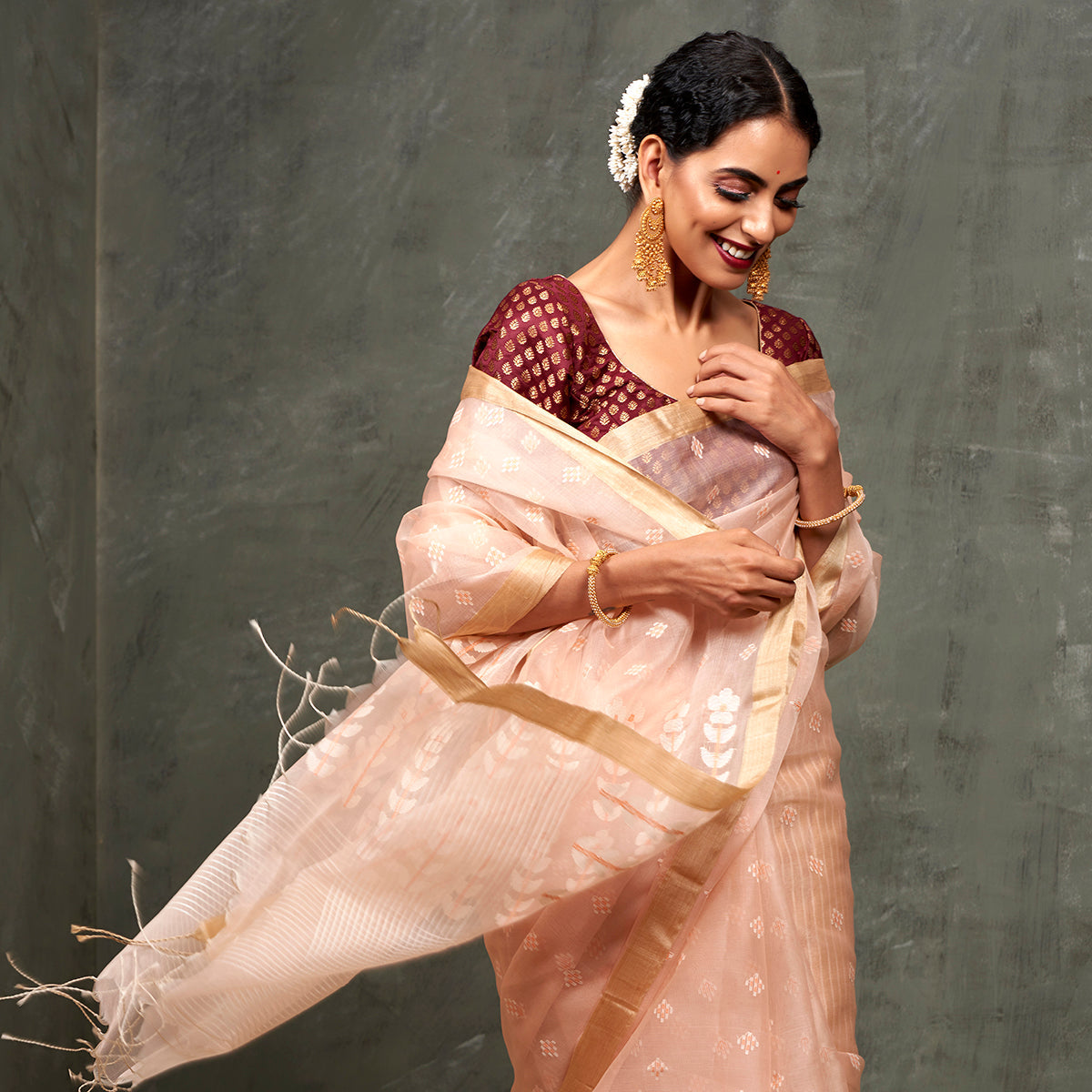 Handwoven_Light_Peach_Dhakai_Jamdani_Saree_with_White_Booti_WeaverStory_01
