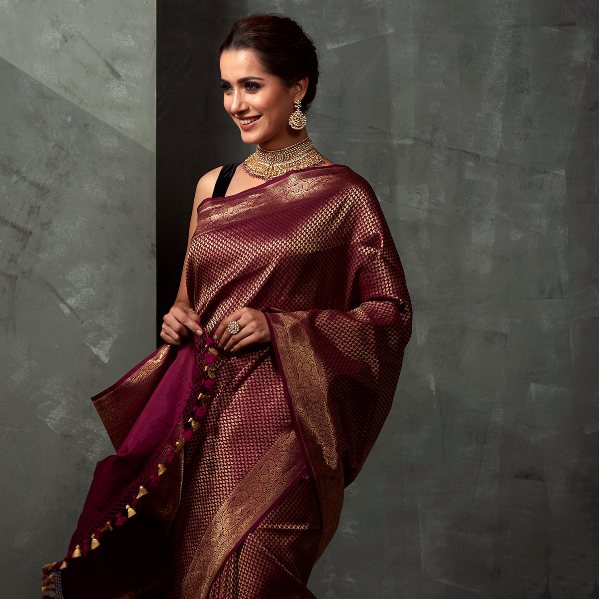 Handwoven_Wine_Katan_Silk_saree_with_Small_Paislye_Motifs_Woven_in_Zari_WeaverStory_01