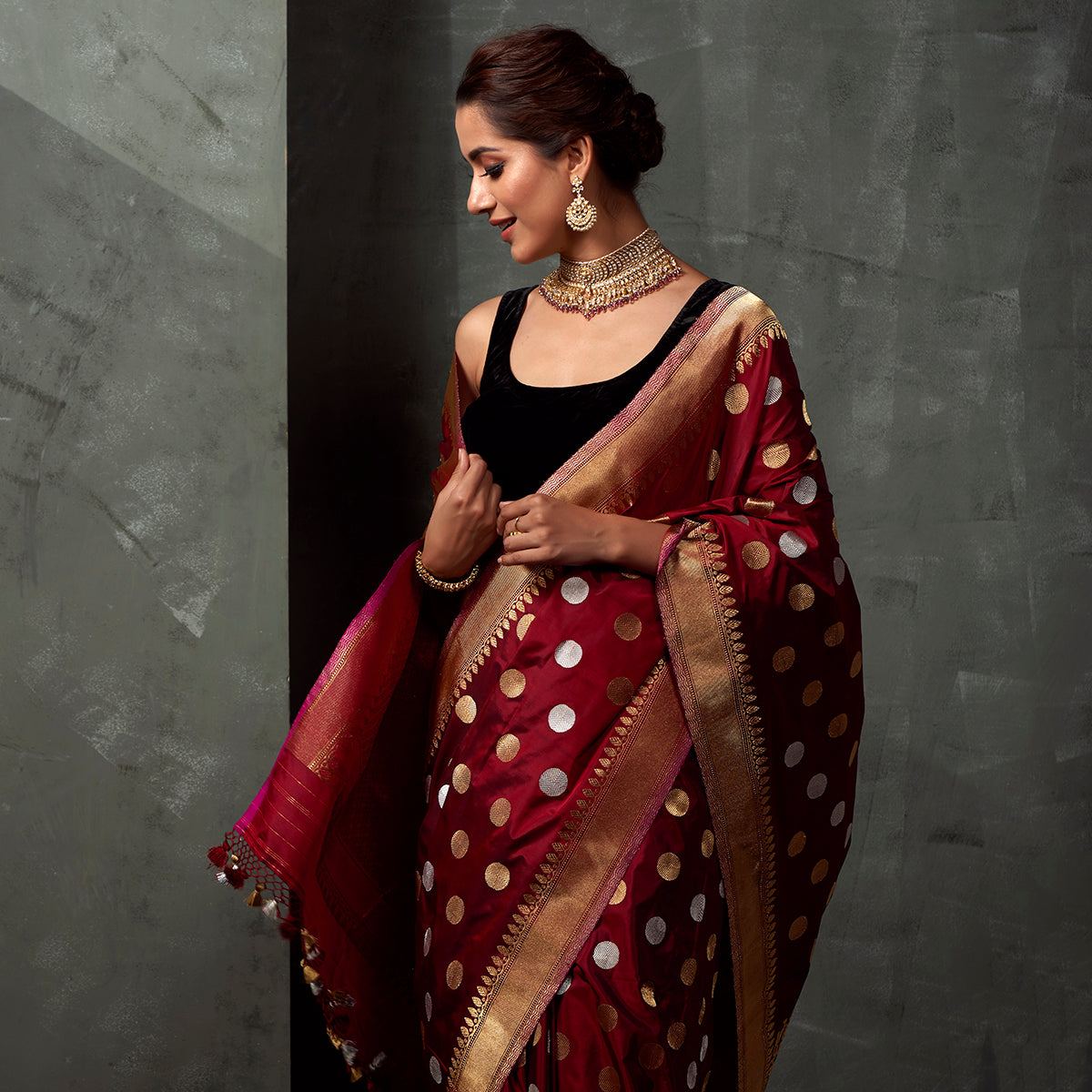 Handwoven_Red_Saree_with_Gold_and_Silver_Polka_Booti_WeaverStory_01