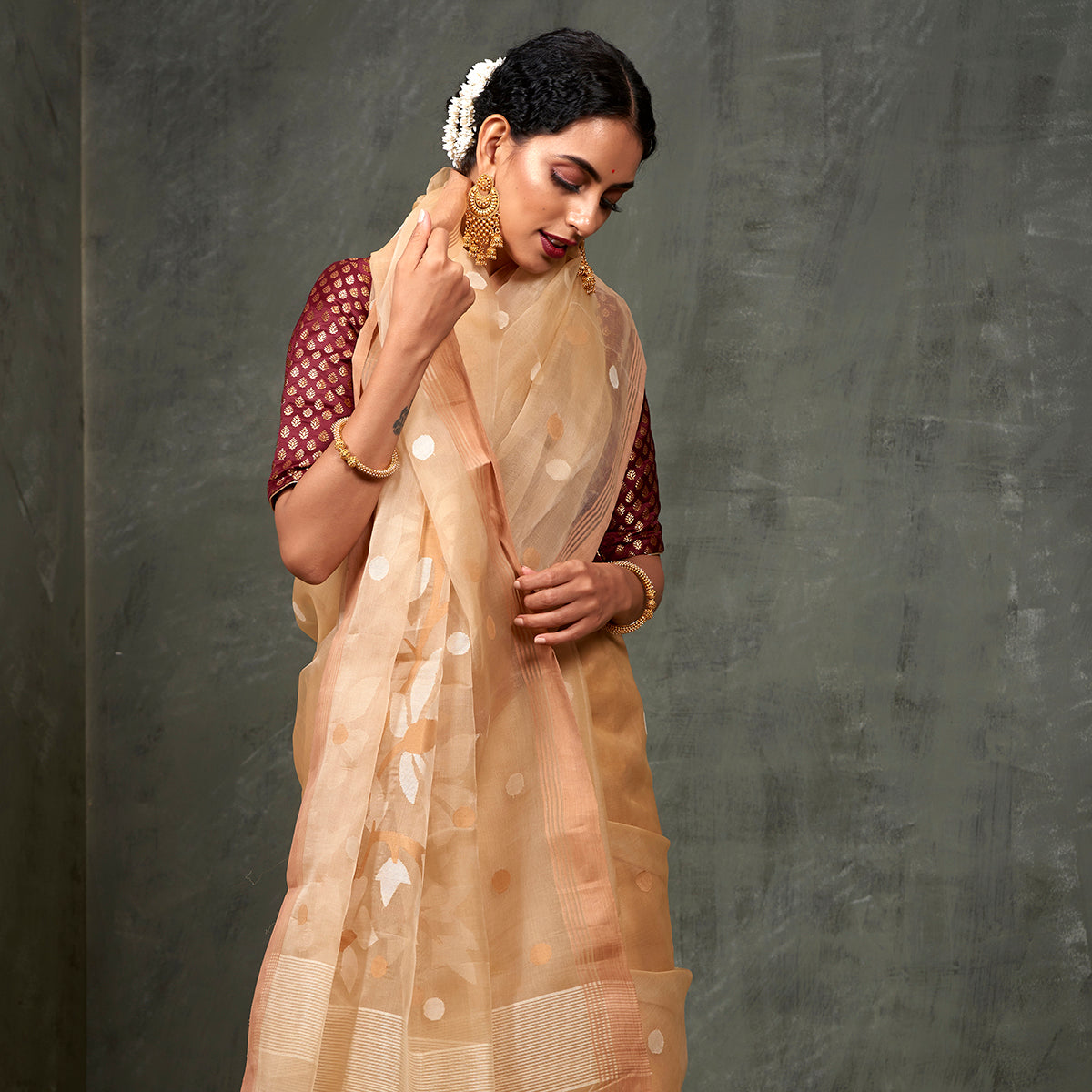 Handwoven_Beige_Muslin_Dhakai_Jamdani_Saree_with_Polka_Dots_WeaverStory_01