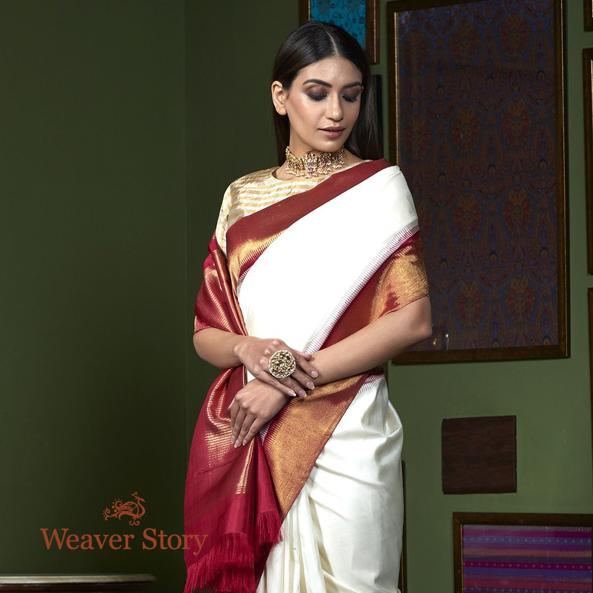 Handwoven_Offwhite_Plain_Kanjivaram_Saree_with_Maroon_Pure_Zari_Border_WeaverStory_01