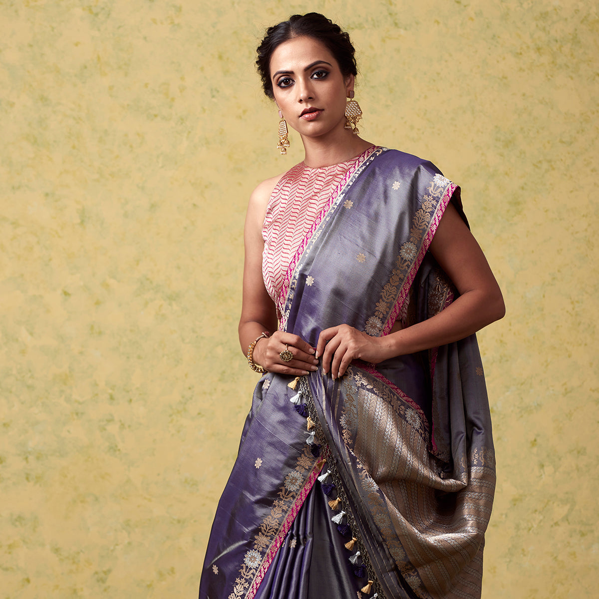 Handwoven_Grey_Floral_Booti_Ektara_with_Small_Border_WeaverStory_01