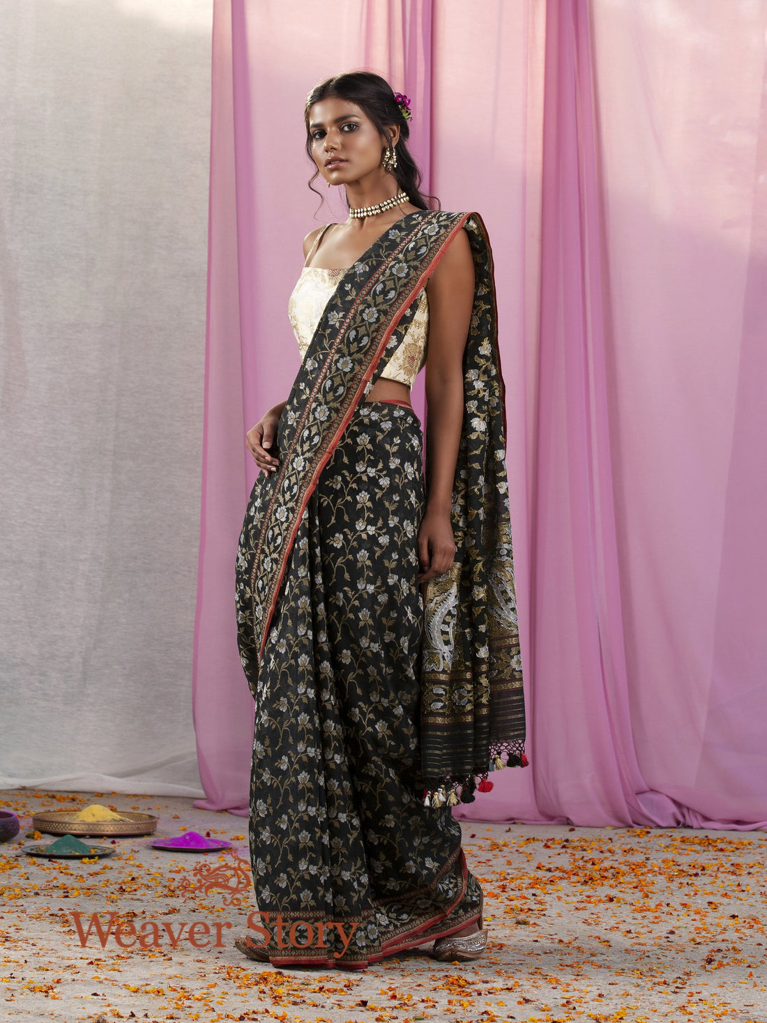 Handwoven_Black_Jamdani_Cotton_Saree_WeaverStory_02