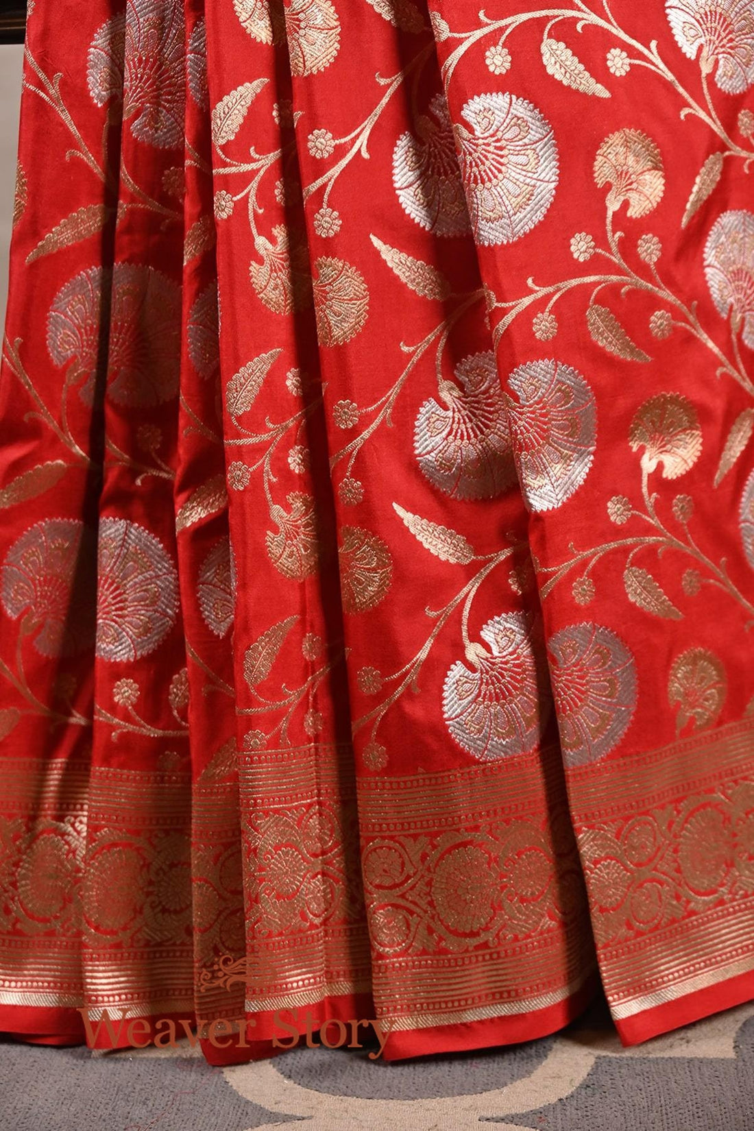 Red_Banarasi_Katan_Silk_Handloom_Banarasi_Saree_with_Dual_Tone_Zari_WeaverStory_02