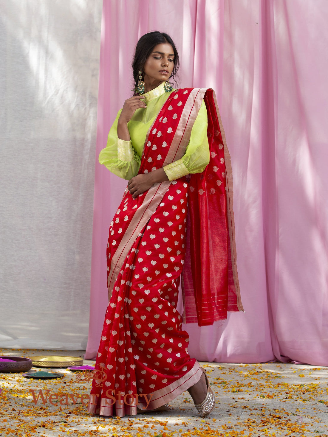 Handwoven_Red_Mogra_Booti_Saree_WeaverStory_02