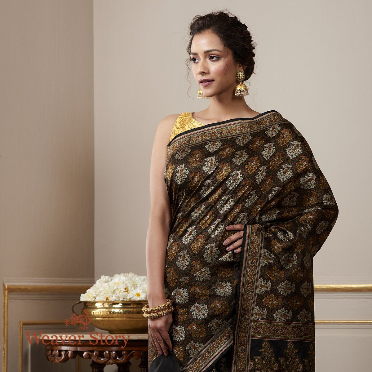 Handloom_Black_and_Beige_Jamawar_Tanchoi_Saree_WeaverStory_01