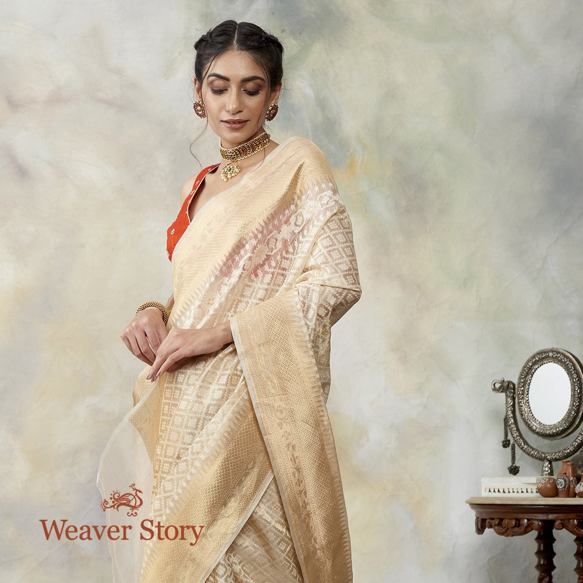 Handloom_OffWhite_and_Gold_Kora_Silk_Banarasi_Saree_with_all_over_Jaal_WeaverStory_01