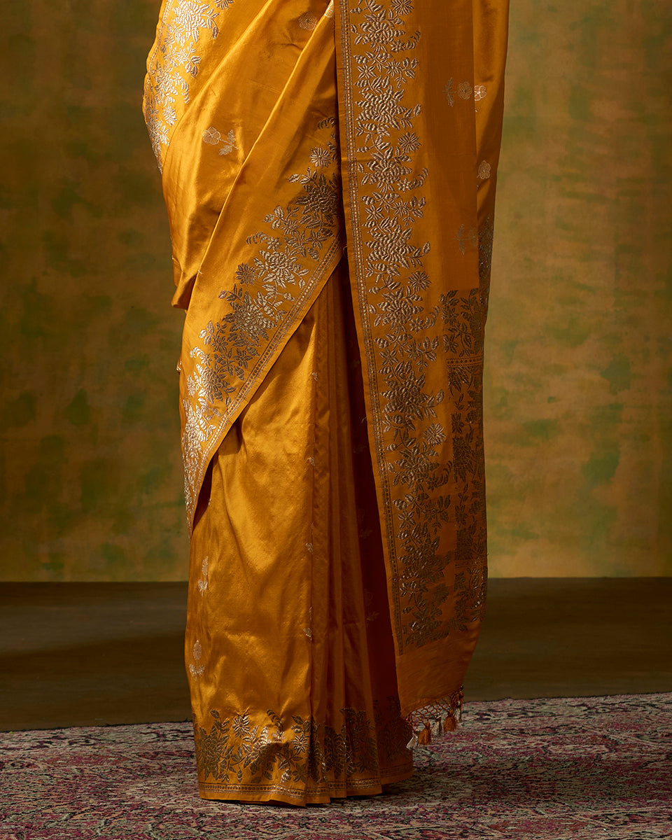 Mustard_Handloom_Pure_Katan_Silk_Banarasi_Saree_with_Kadhwa_Floral_Border_and_Contrast_Blouse_WeaverStory_04