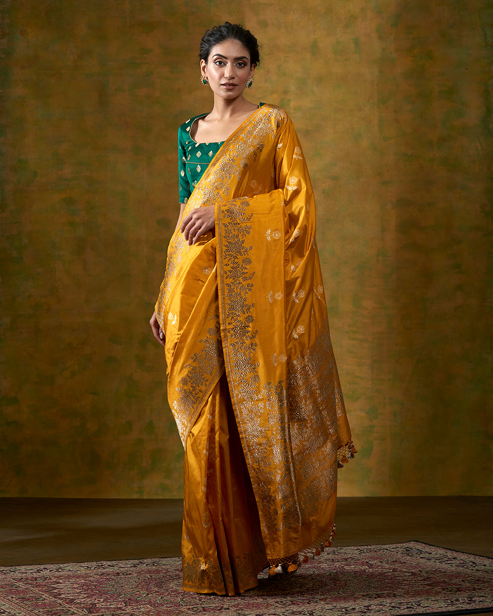 Mustard_Handloom_Pure_Katan_Silk_Banarasi_Saree_with_Kadhwa_Floral_Border_and_Contrast_Blouse_WeaverStory_02