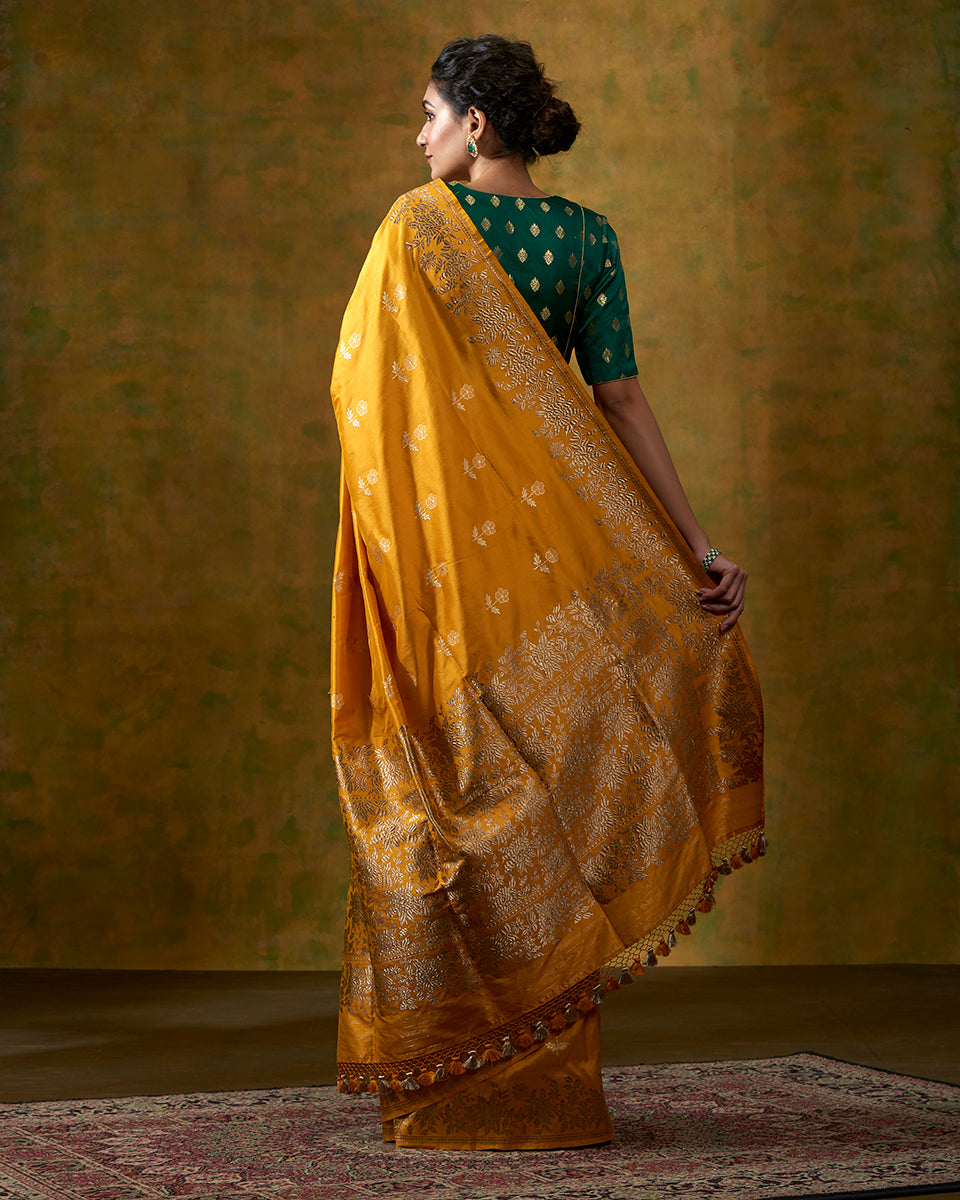 Mustard_Handloom_Pure_Katan_Silk_Banarasi_Saree_with_Kadhwa_Floral_Border_and_Contrast_Blouse_WeaverStory_03