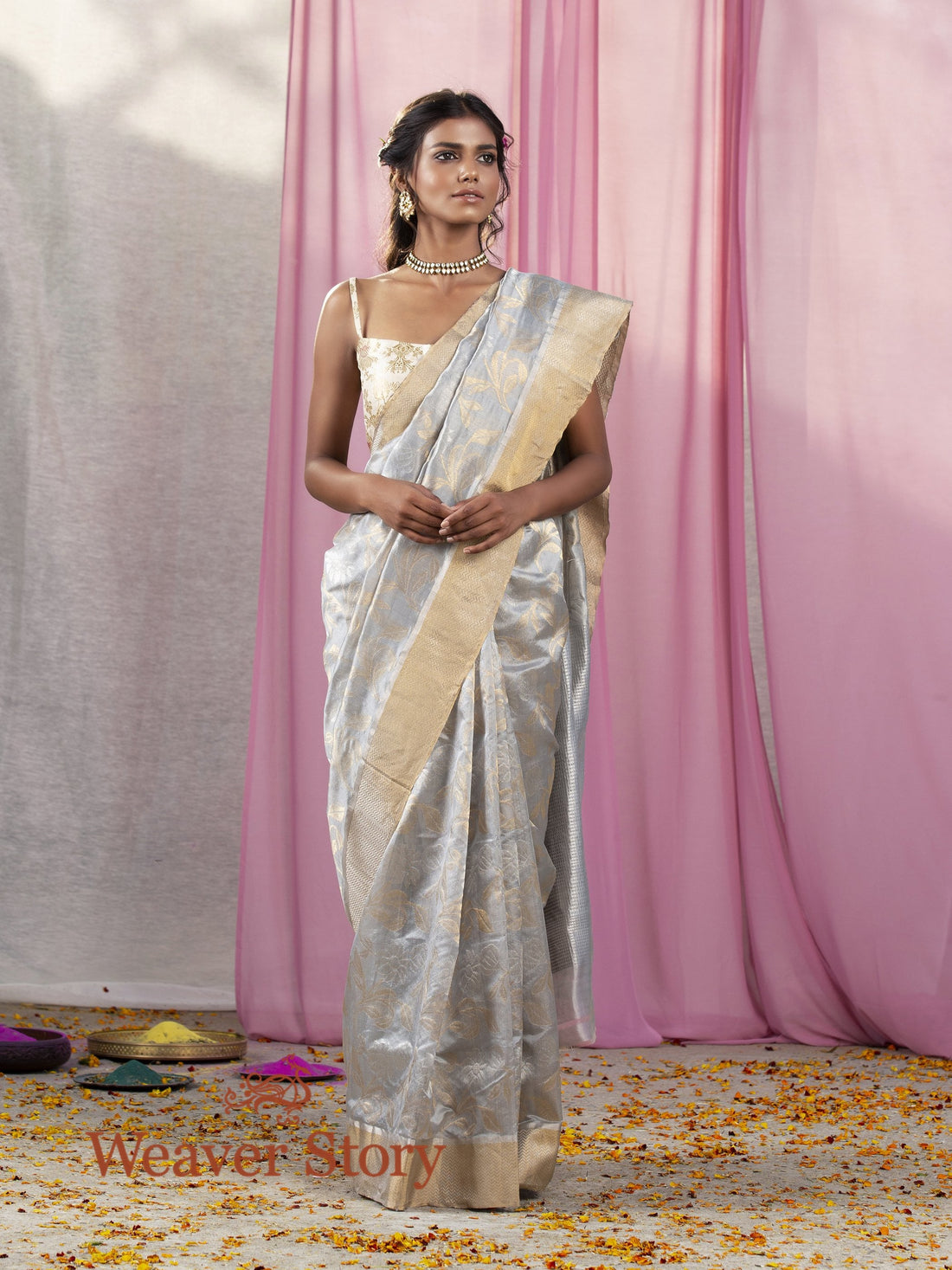 Handloom_Light_Grey_Jangla_Saree_with_all_over_Zari_WeaverStory_02
