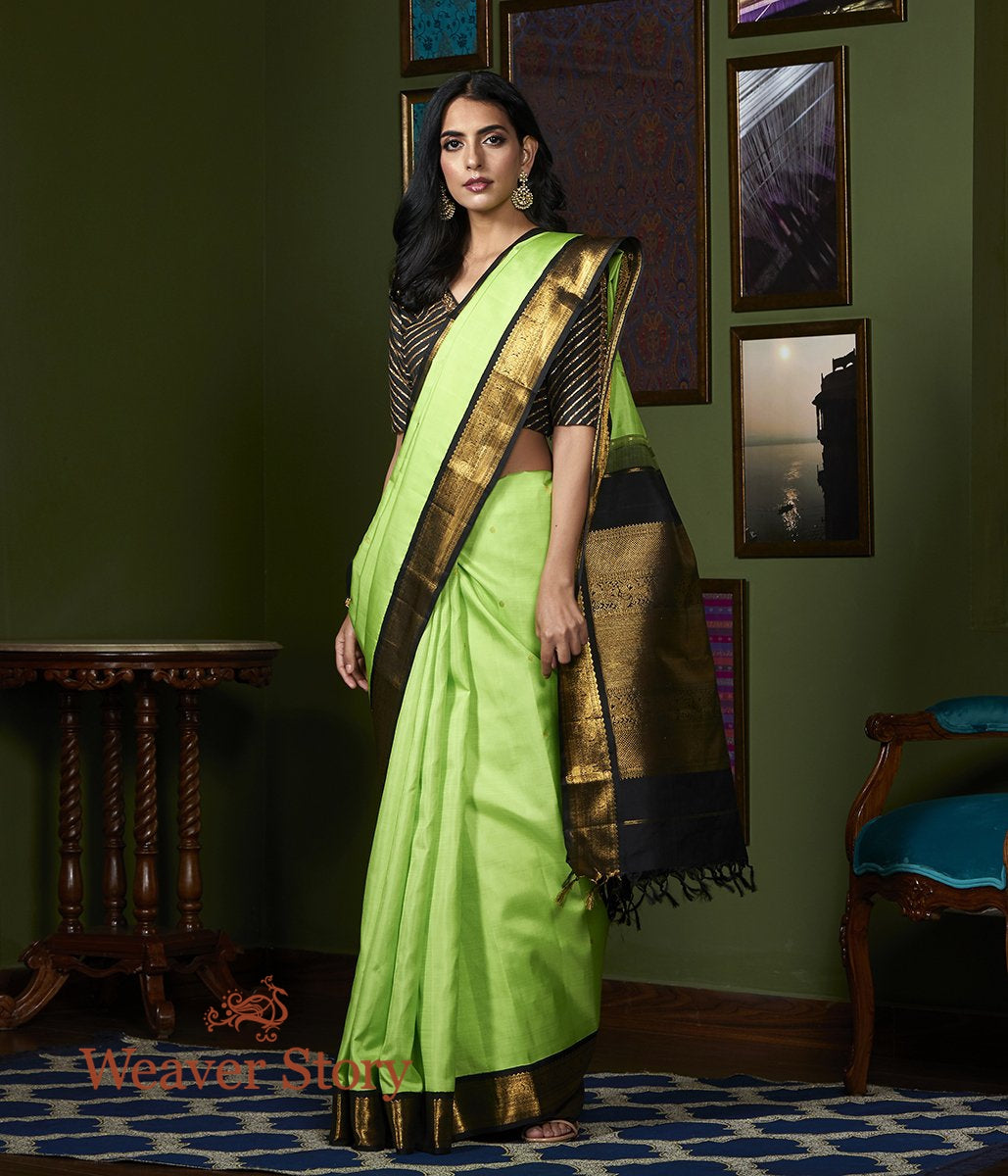 Handloom_Parrot_Green_Kanjivaram_Silk_Saree_with_Black_Border_WeaverStory_02
