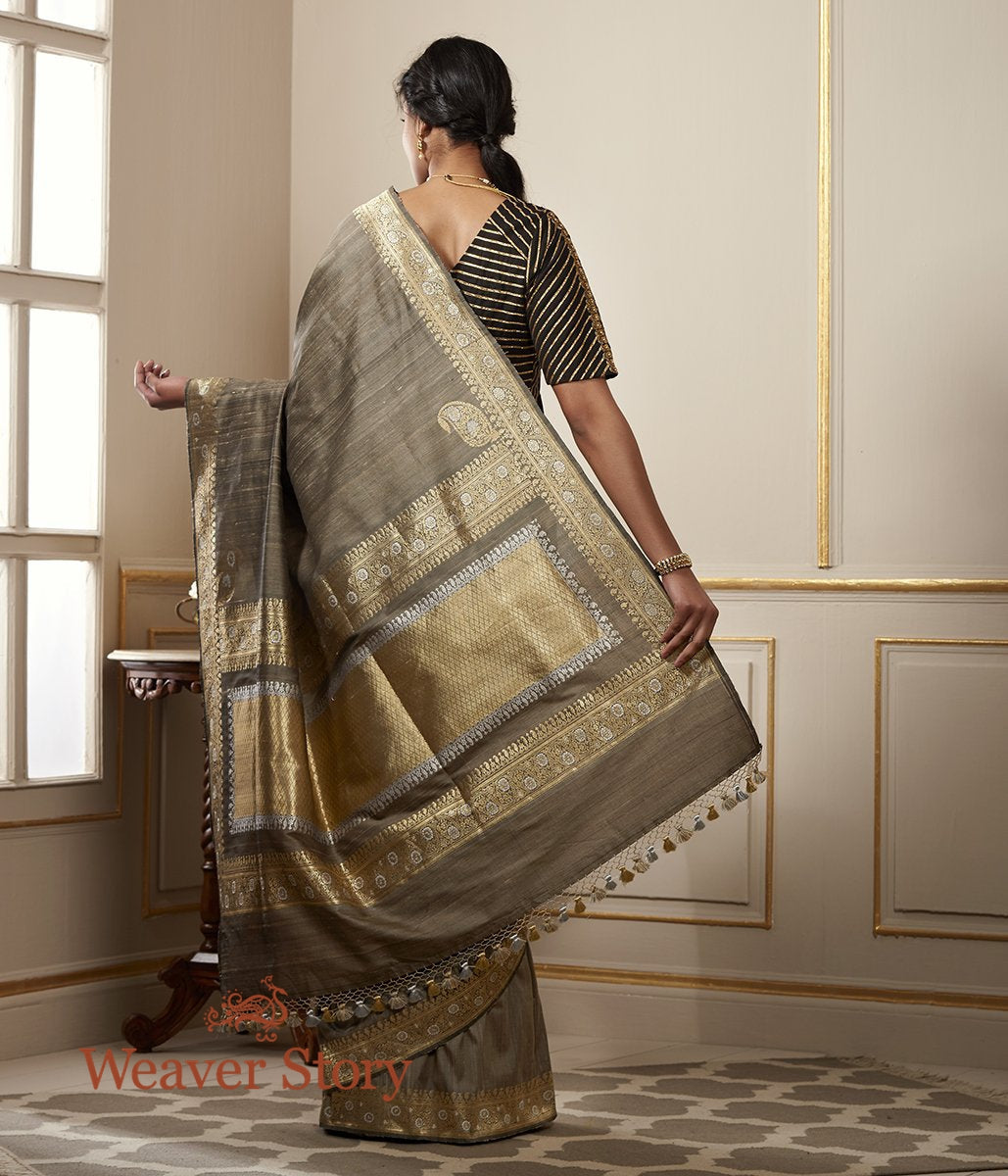 Handloom_Grey_Tusser_Silk_Banarasi_Saree_with_Kadhwa_Border_WeaverStory_03