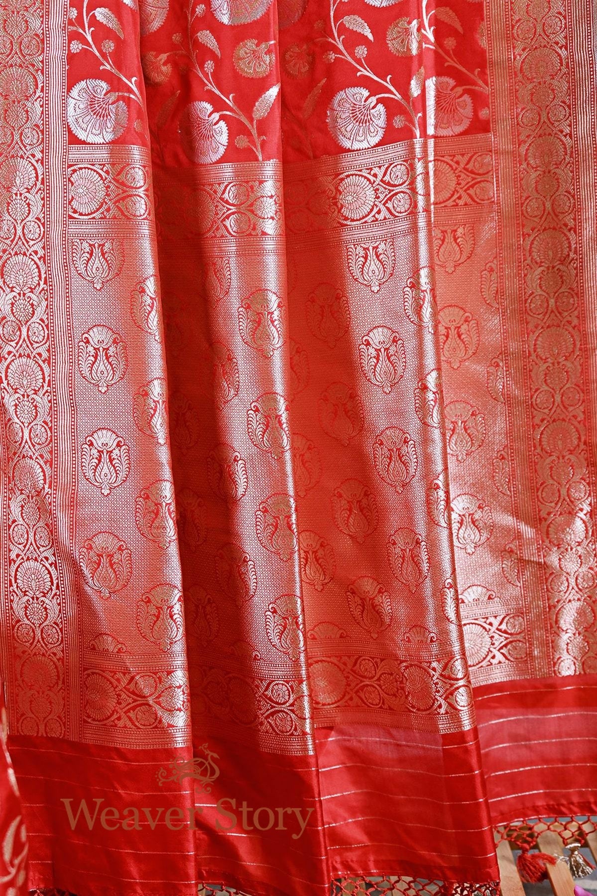 Red_Banarasi_Katan_Silk_Handloom_Banarasi_Saree_with_Dual_Tone_Zari_WeaverStory_03