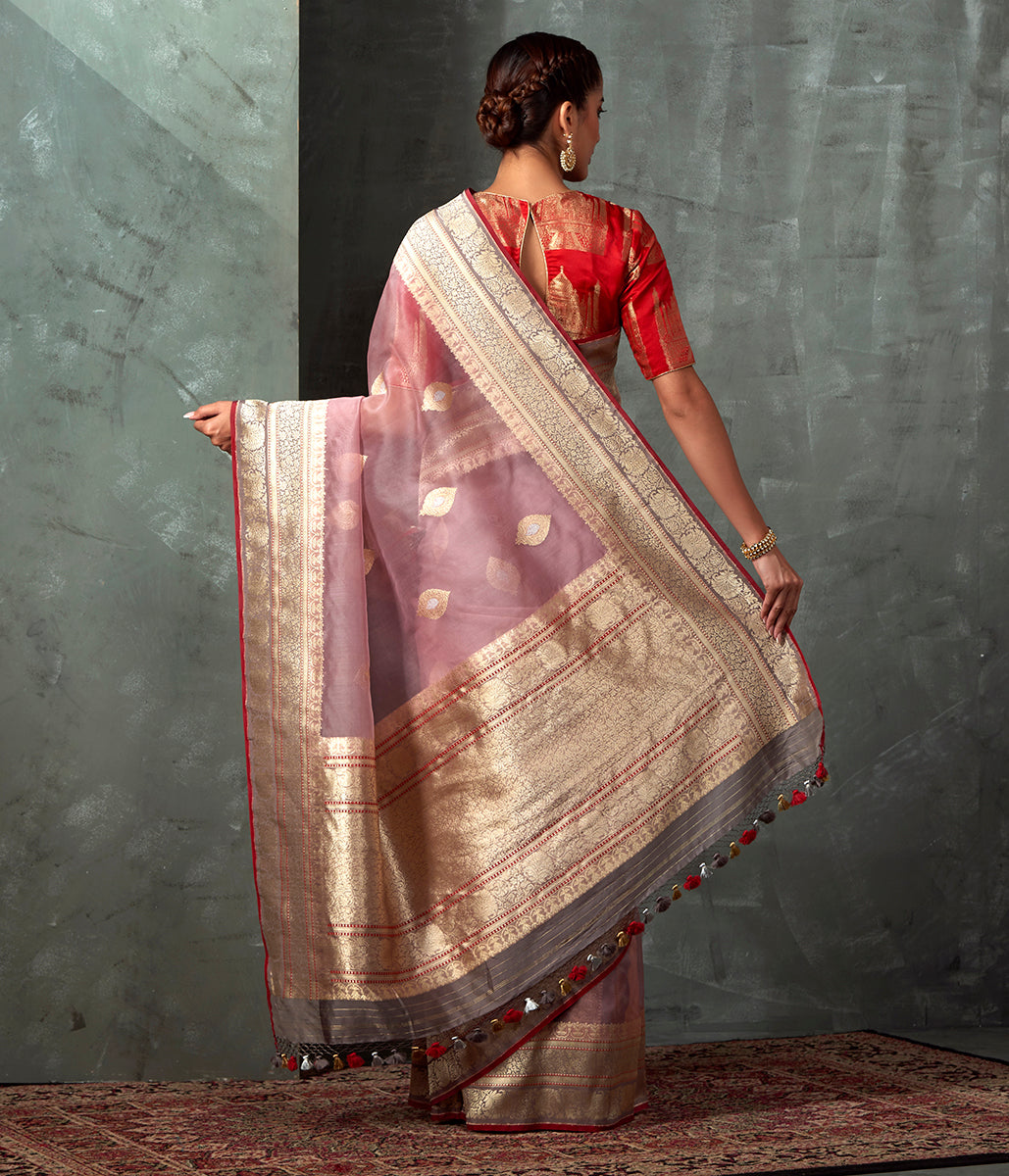 Handwoven_Onion_Pink_Kadhwa_Kora_Saree_with_Red_Selvedge_And_Grey_Blouse_WeaverStory_03