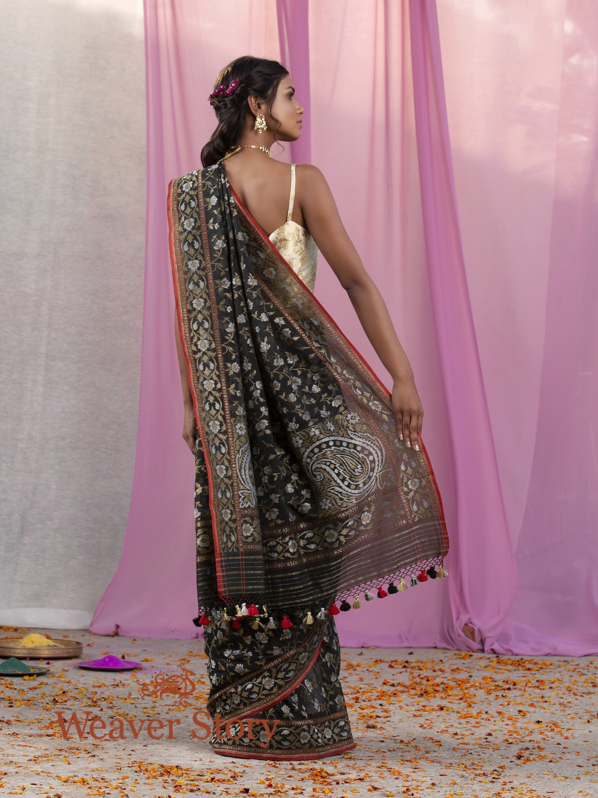 Handwoven_Black_Jamdani_Cotton_Saree_WeaverStory_03