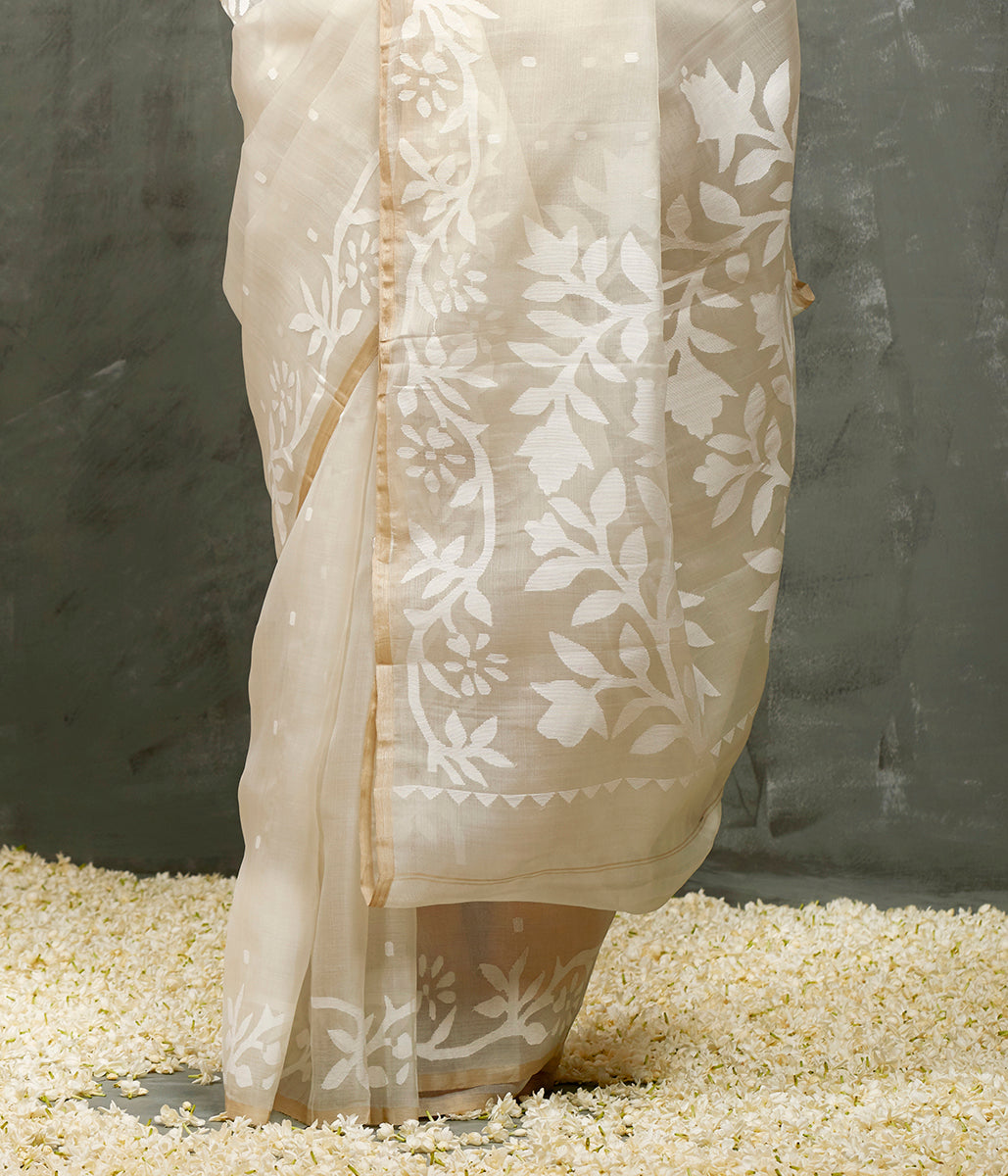 Handwoven_Offwhite_Muslin_Dhakai_Jamdani_Sareewith_Floral_Border_and_Pallu_WeaverStory_04