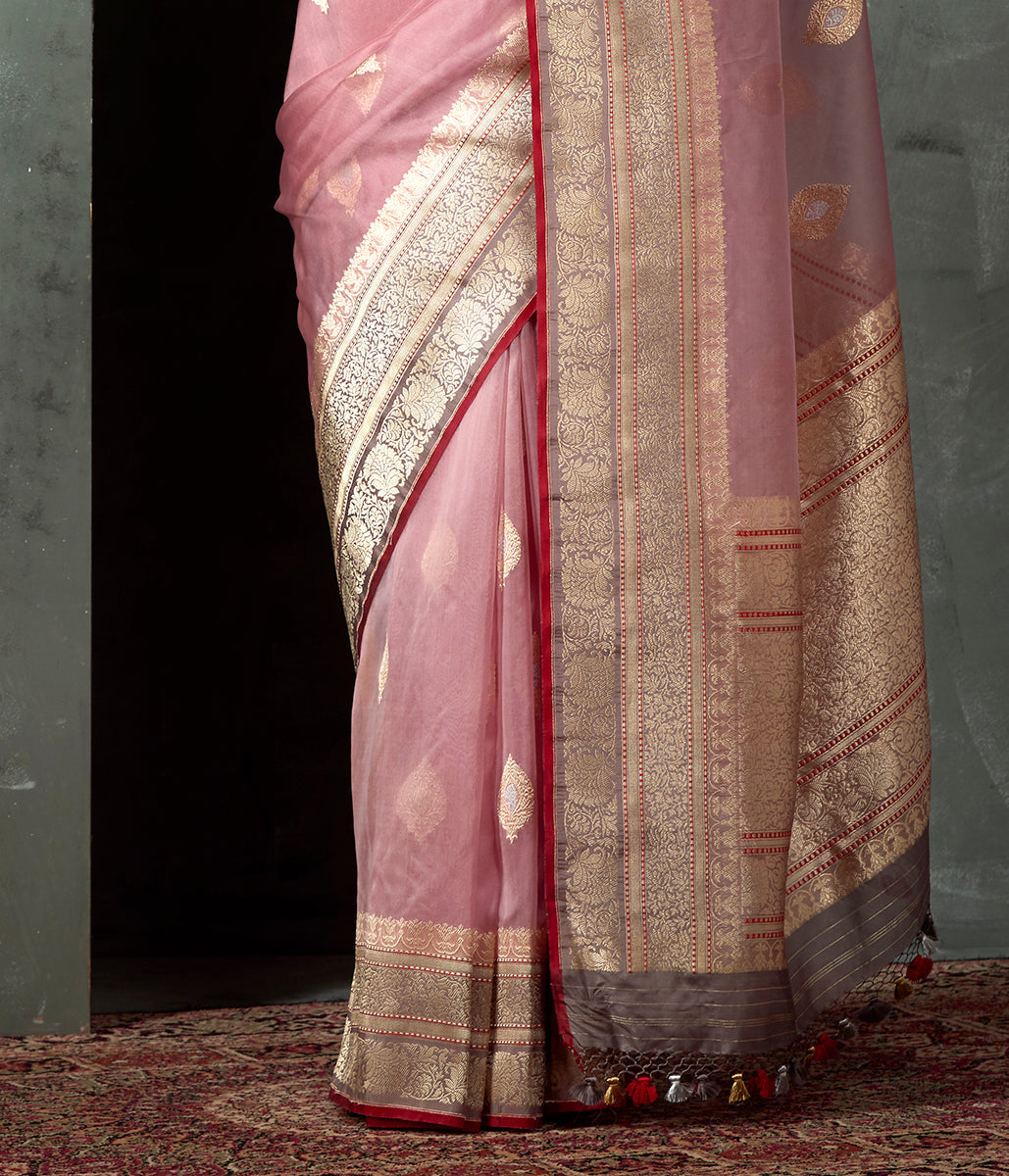 Handwoven_Onion_Pink_Kadhwa_Kora_Saree_with_Red_Selvedge_And_Grey_Blouse_WeaverStory_04