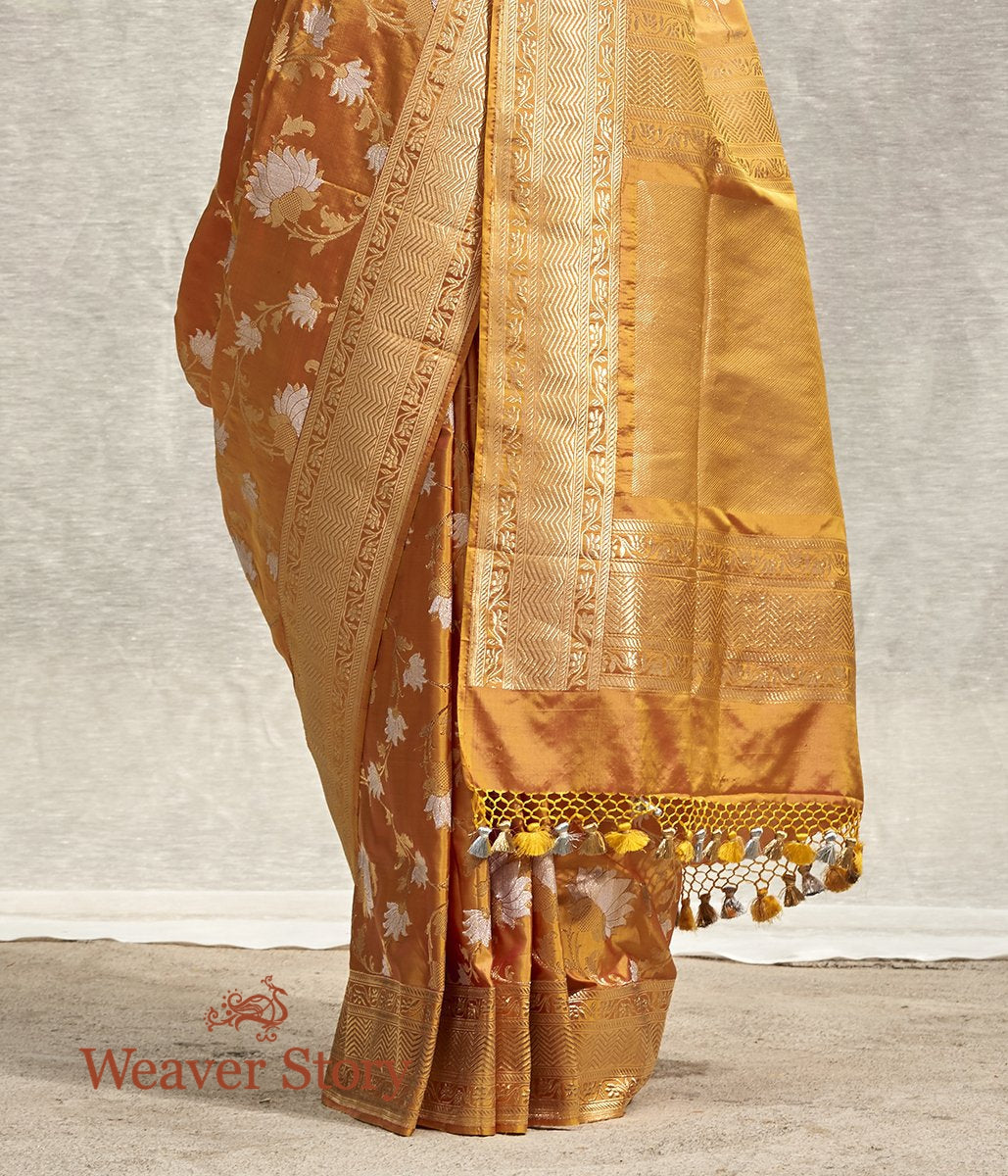 Handwoven_Gold_Dual_Tone_Lotus_Flower_Jangla_Saree_WeaverStory_04