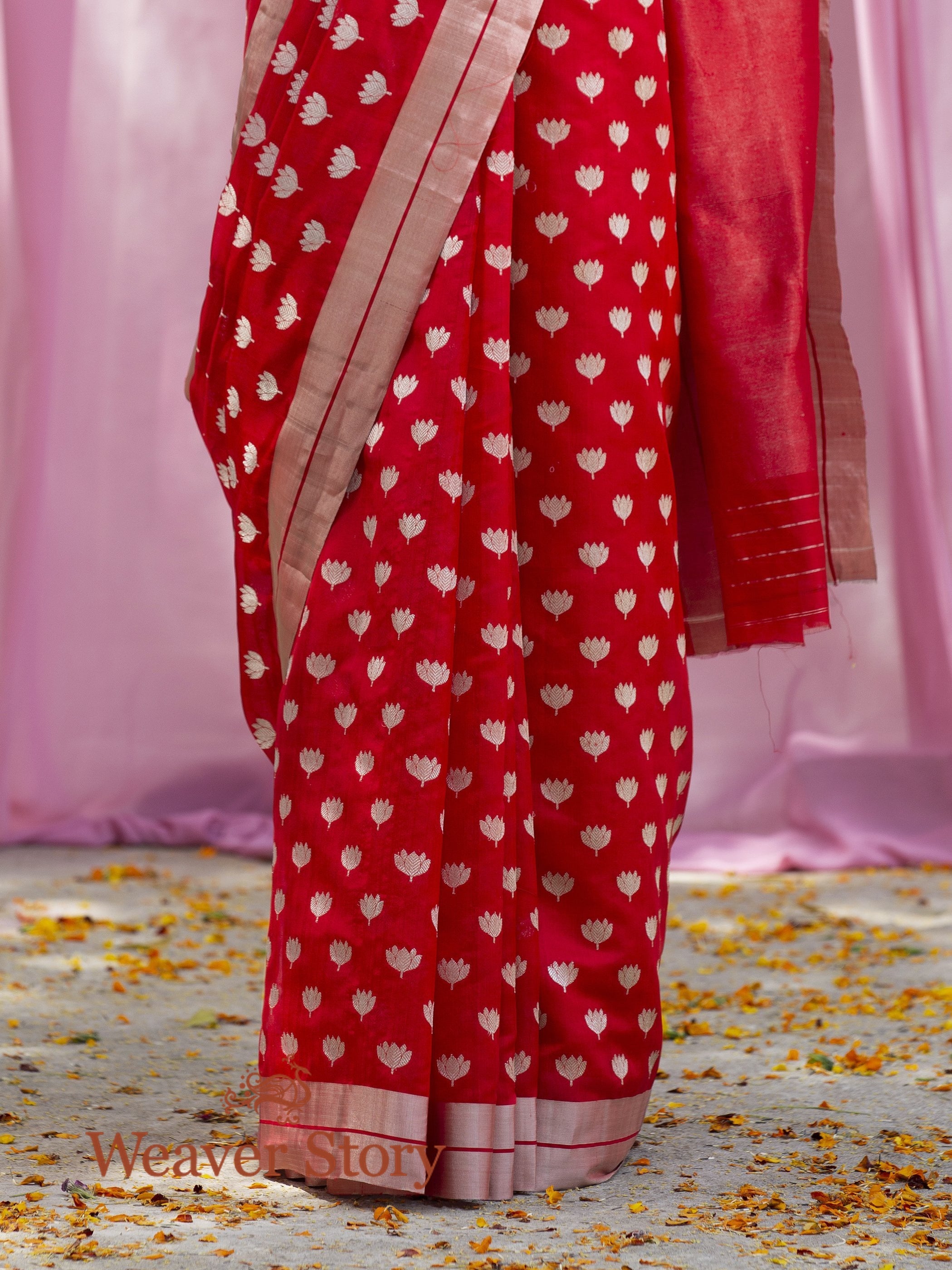 Handwoven_Red_Mogra_Booti_Saree_WeaverStory_04