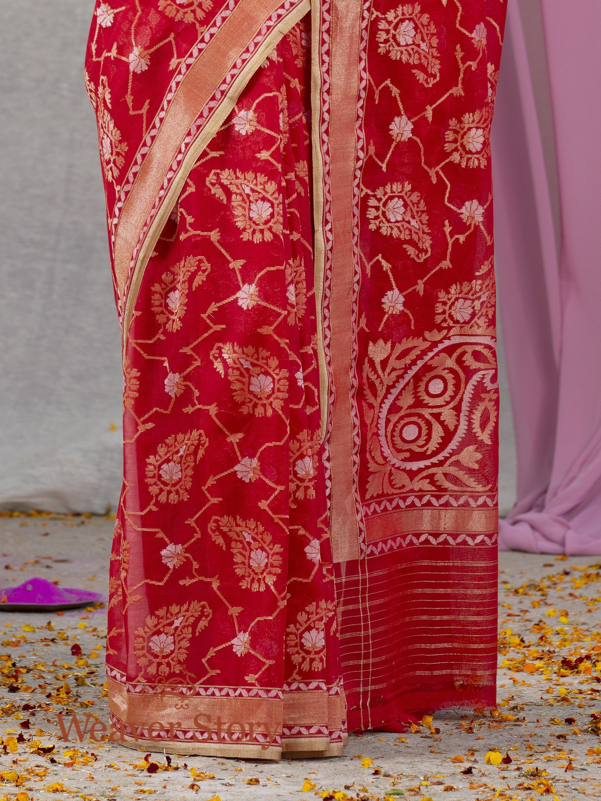 Handwoven_Red_Cotton_Jamdani_Saree_WeaverStory_04