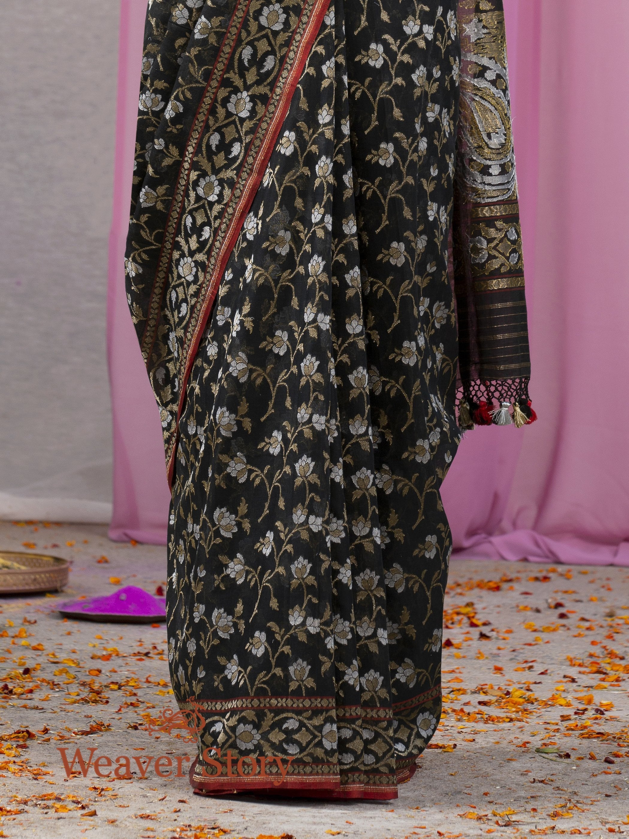 Handwoven_Black_Jamdani_Cotton_Saree_WeaverStory_04