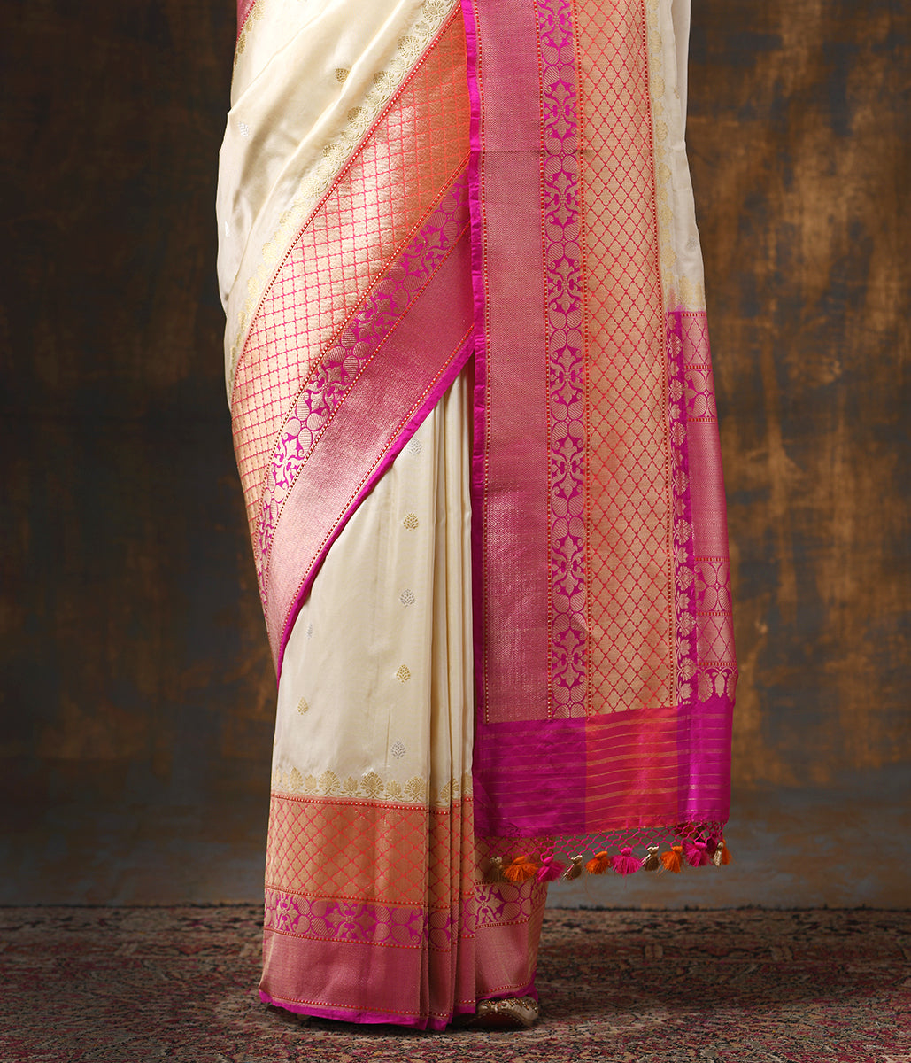 Handloom_OffWhite_Ektara_Kadhiyal_Saree_with_Pink_Border_WeaverStory_04