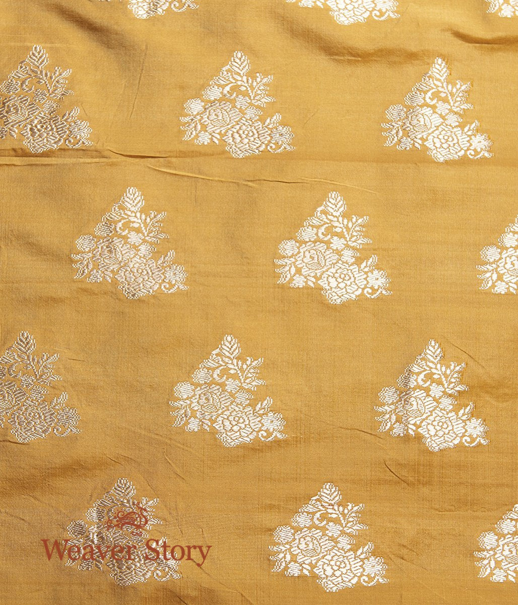Handwoven_Gold_Banarasi_Saree_with_Floral_Bel_Woven_Vertically_WeaverStory_05