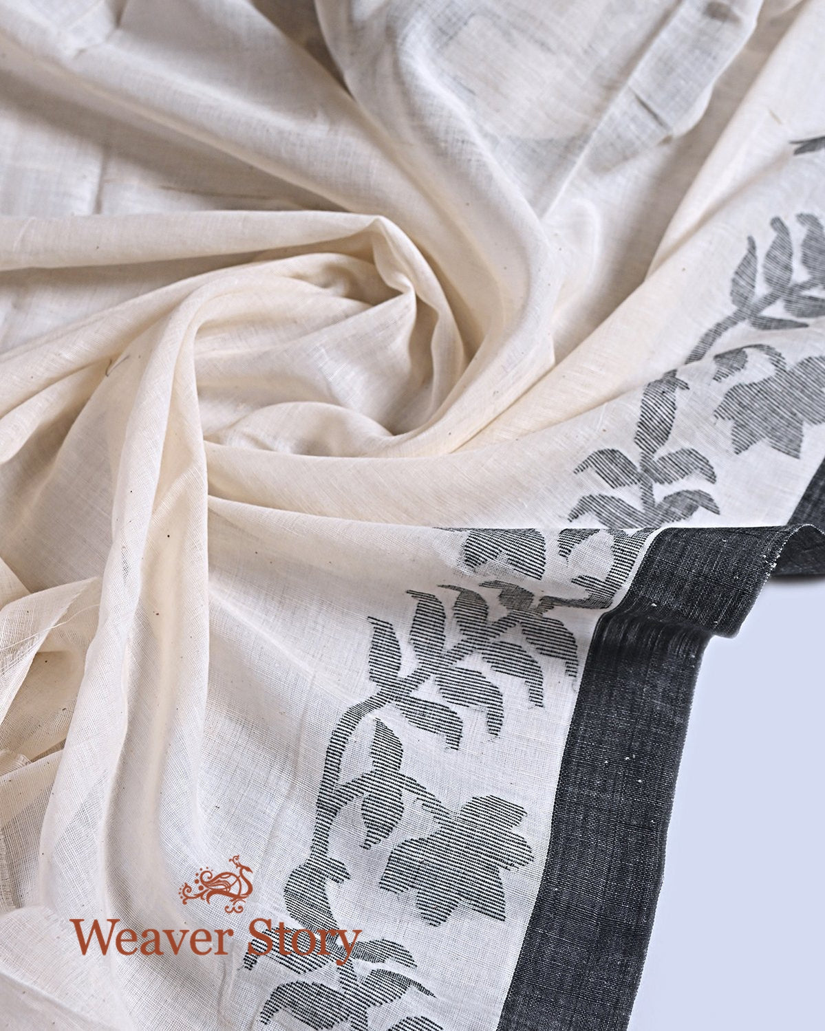 Handwoven_Offwhite_and_Black_Cotton_Jamdani_Saree_WeaverStory_05