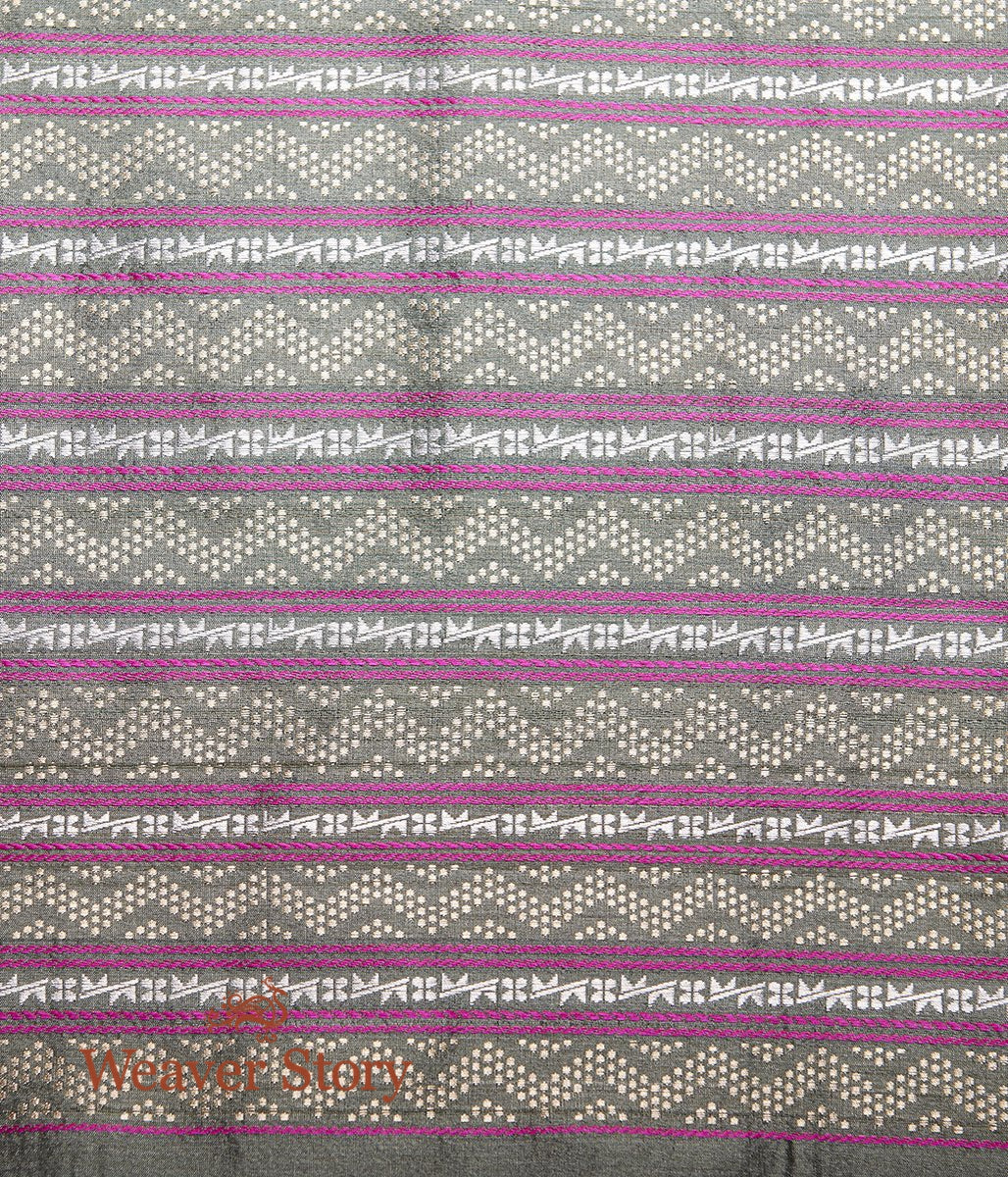 Handwoven_Grey_Tusser_Saree_with_Kadhiyal_Border_WeaverStory_05