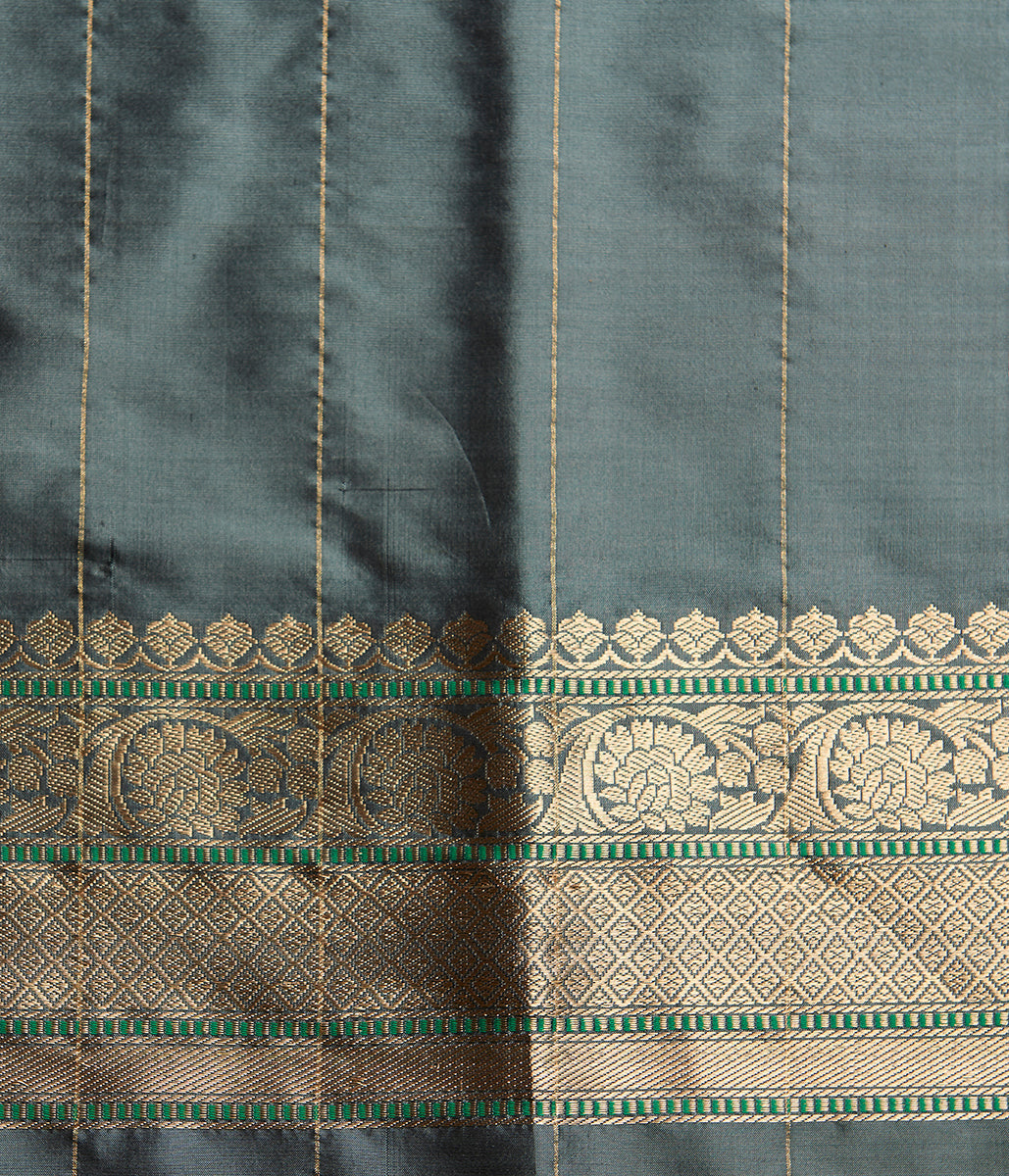 Handwoven_Grey_Checks_Saree_with_Small_Floral_Booti_WeaverStory_05