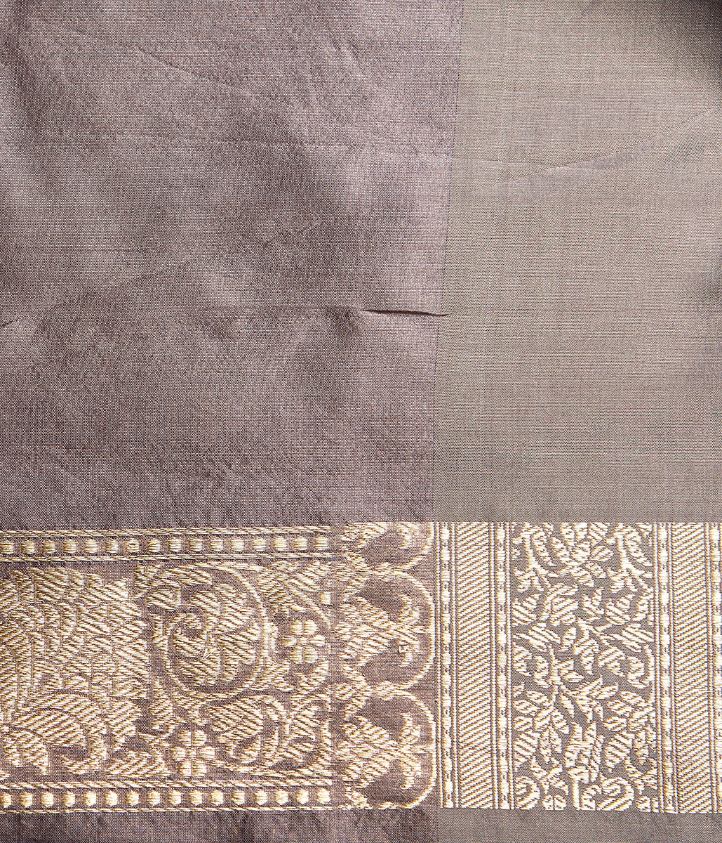 Handwoven_Onion_Pink_Kadhwa_Kora_Saree_with_Red_Selvedge_And_Grey_Blouse_WeaverStory_05