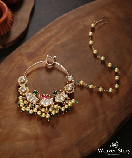 Amara_Handcrafted_Maang_Tika_With_Kundan_And_Pearls_in_Pure_Silver
_WeaverStory_01