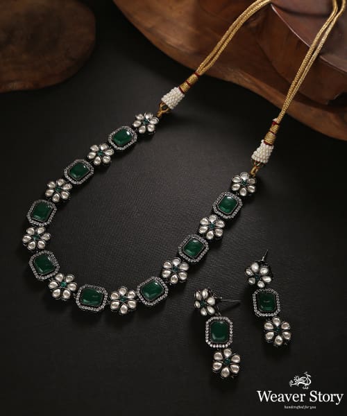 Latifah_Necklace_Set_With_kundan_And_Emeralds_Handcrafted_In_Pure_Silver_WeaverStory_01