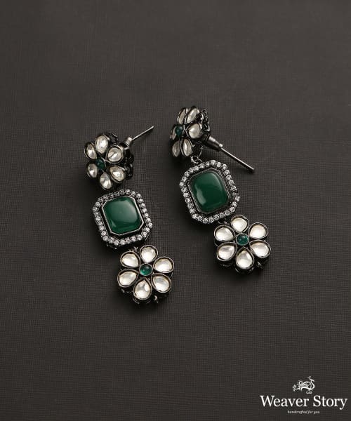 Latifah_Necklace_Set_With_kundan_And_Emeralds_Handcrafted_In_Pure_Silver_WeaverStory_04