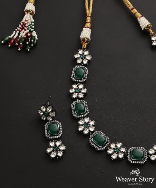 Latifah_Necklace_Set_With_kundan_And_Emeralds_Handcrafted_In_Pure_Silver_WeaverStory_05