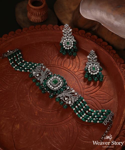Sabirah_Handcrafted_Pure_Silver_Necklace_Set_With_kundan_And_Pearls_WeaverStory_01