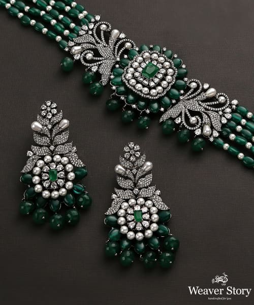 Sabirah_Handcrafted_Pure_Silver_Necklace_Set_With_kundan_And_Pearls_WeaverStory_05