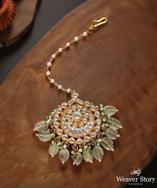 Gaasha_Maang_Tika_With_Kundan_And_Pista_Green_Stones_Handcrafted_in_Pure_Silver
_WeaverStory_01