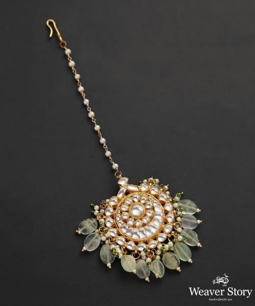 Gaasha_Maang_Tika_With_Kundan_And_Pista_Green_Stones_Handcrafted_in_Pure_Silver
_WeaverStory_02